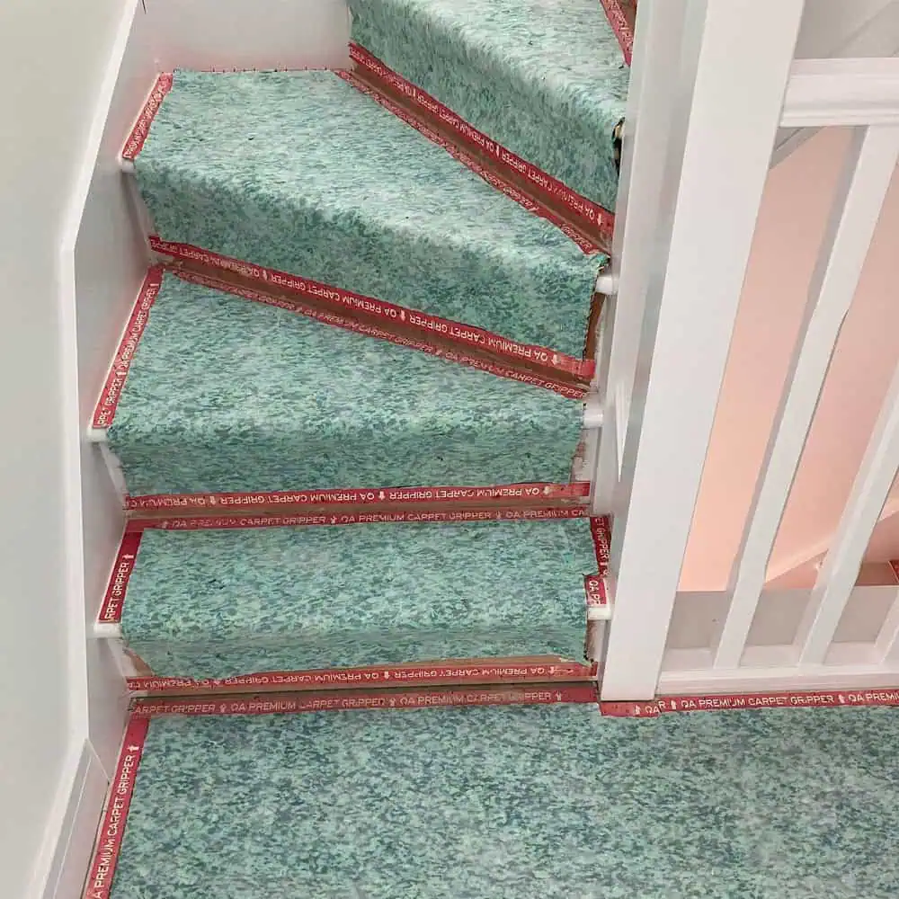 Carpet griper installed on curved stairs