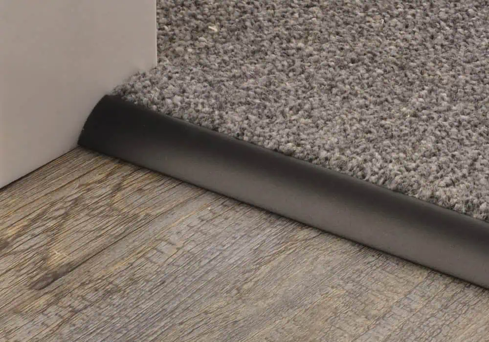 Single edge door bar in black transitioning from carpet to laminate